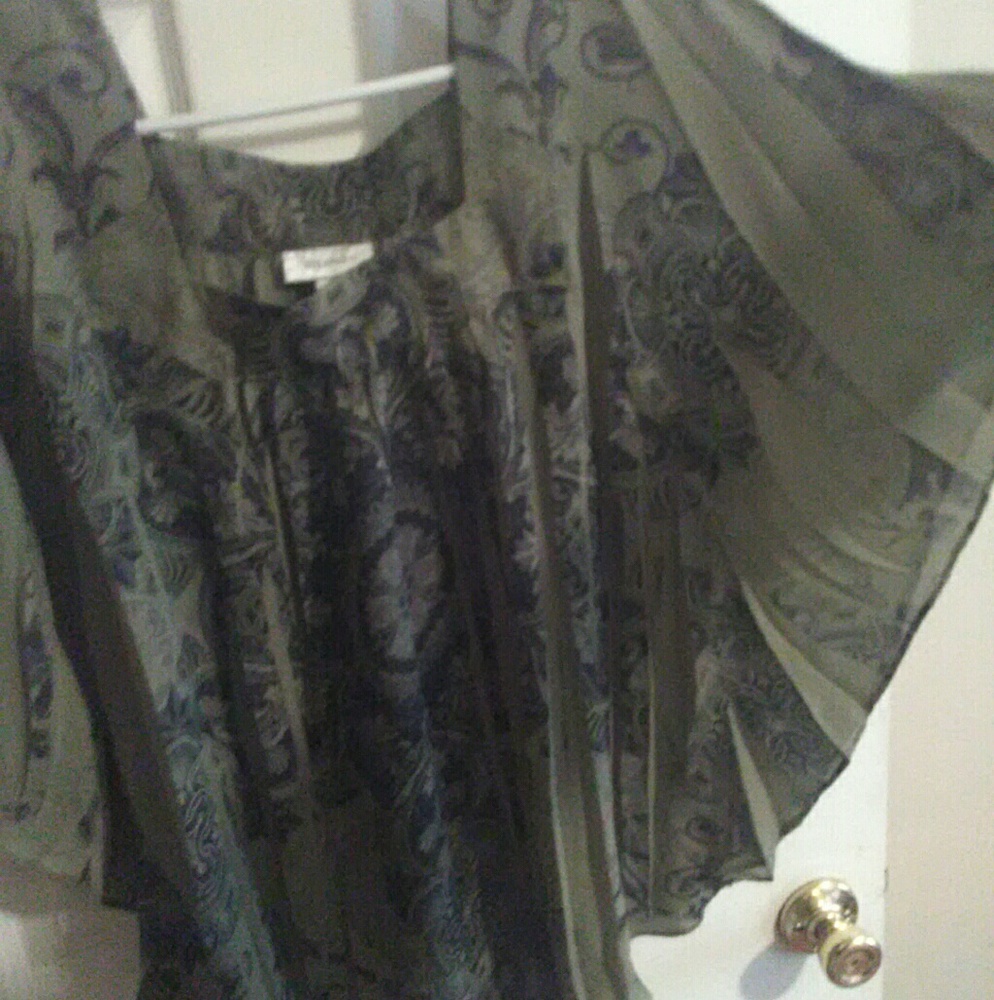 Dress barn top w/ angel wing sleeve